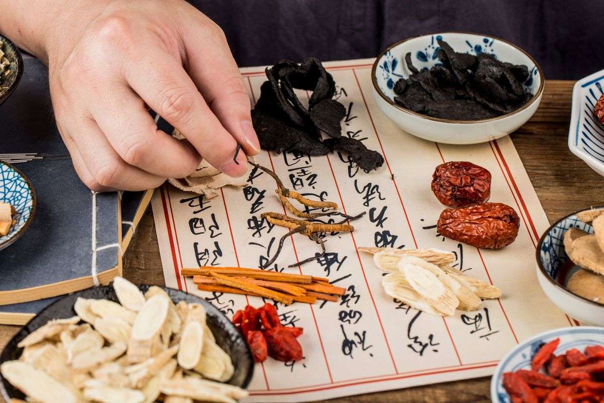 草本治疗帮助提升免疫力并实现自然疼痛缓解效果