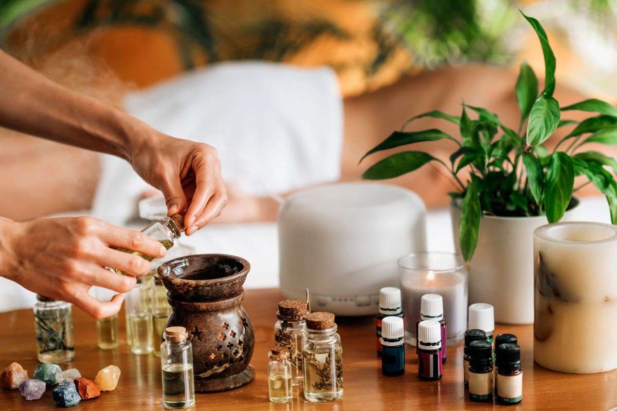专业按摩师使用精油进行舒缓理疗改善睡眠与情绪